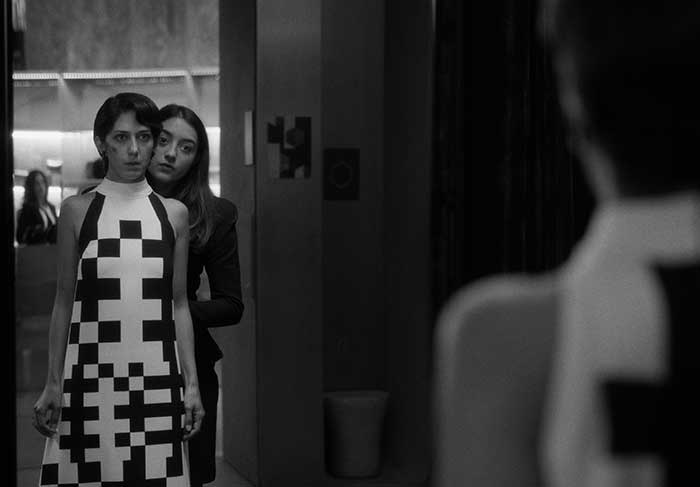 Affiche Deux personnes échangeant de la salive